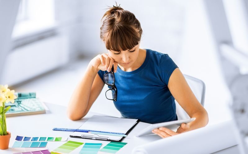 21573342-interior-design-renovation-and-technology-concept-woman-working-with-color-samples-for-selection-Stock-Photo